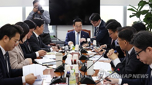 28일 오전 열린 국회 운영위원회의 국회운영개선소위원회에서 더불어민주당 소속 박성준 소위원장(가운데)이 회의를 주재하고 있다. [연합뉴스]